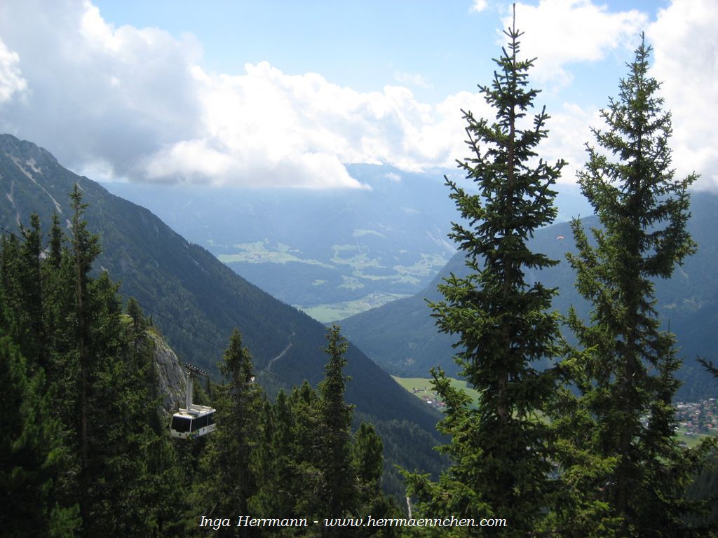 Blick auf die Rofanseilbahn