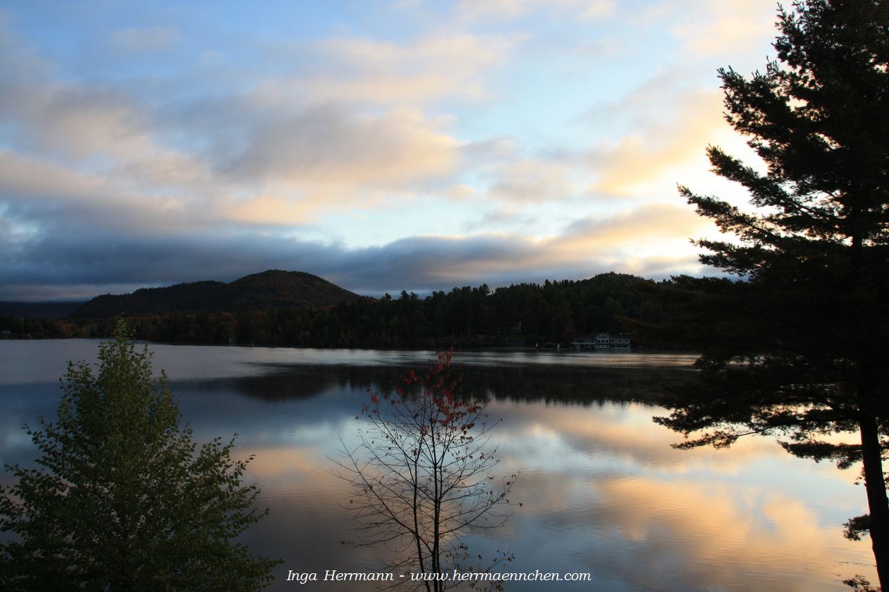 Blick auf den Mirror Lake in Lake Placid, New York, USA