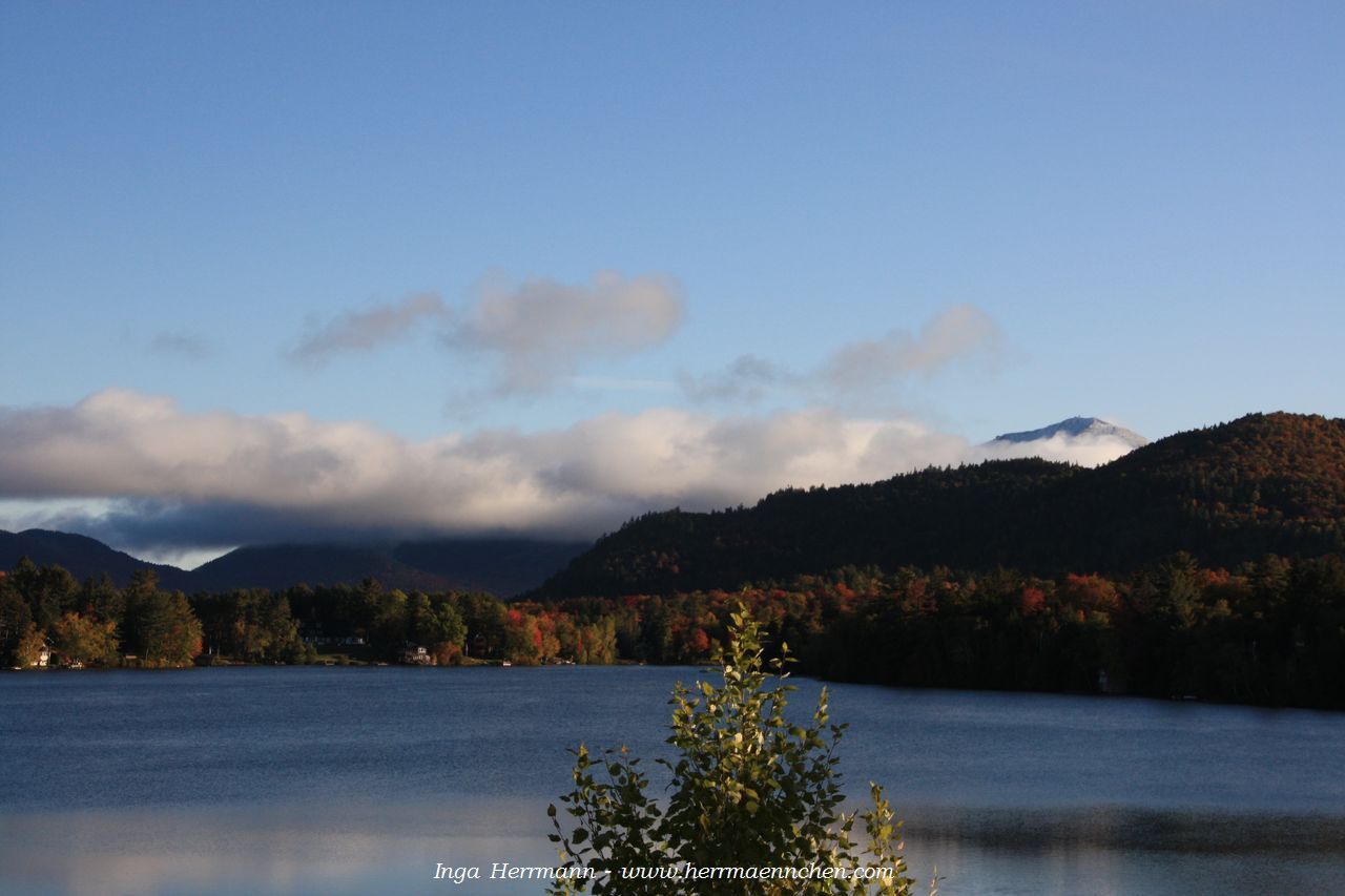 Blick auf den Mirror Lake in Lake Placid, New York, USA