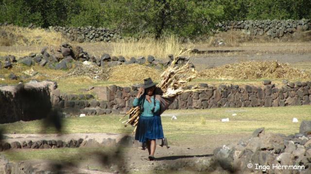 Peruanerin in Raqchi, Peru