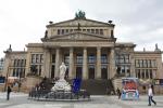 Schauspielhaus mit Schillerdenkmal